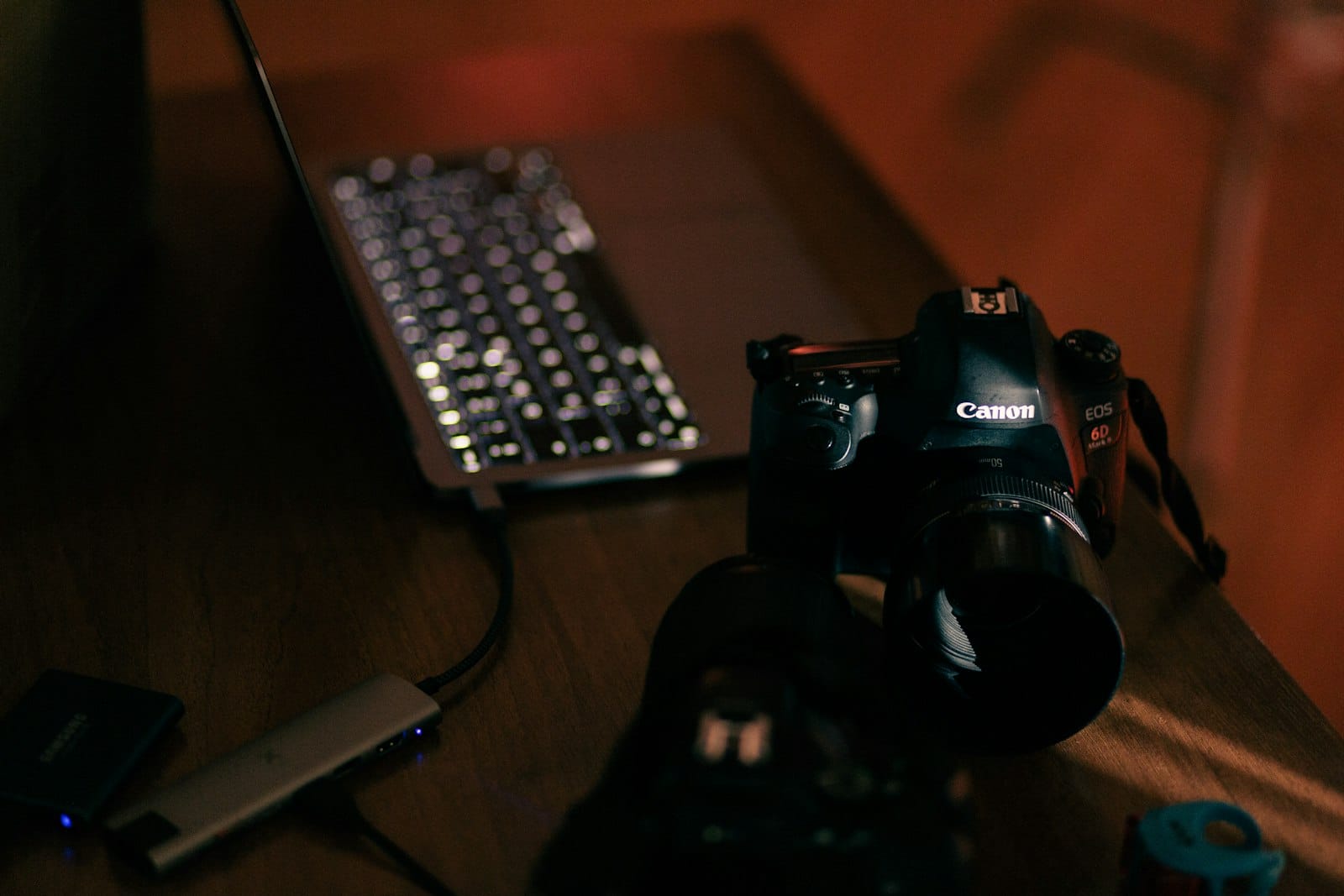 صورة تعبيرية عن كتابة سكربت فيديو بالذكاء الاصطناعي على لابتوب