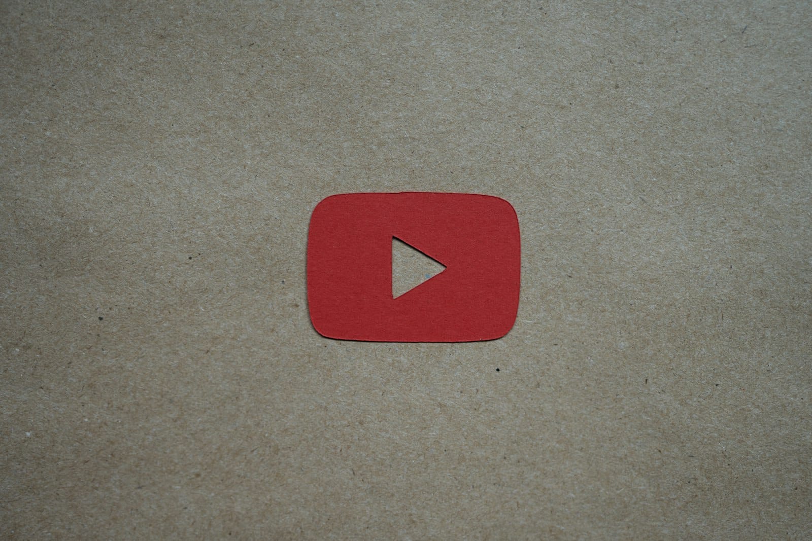 صورة تعبر عن تحويل فيديو يوتيوب إلى نص واستخدامه للتلخيص وإعادة التدوير