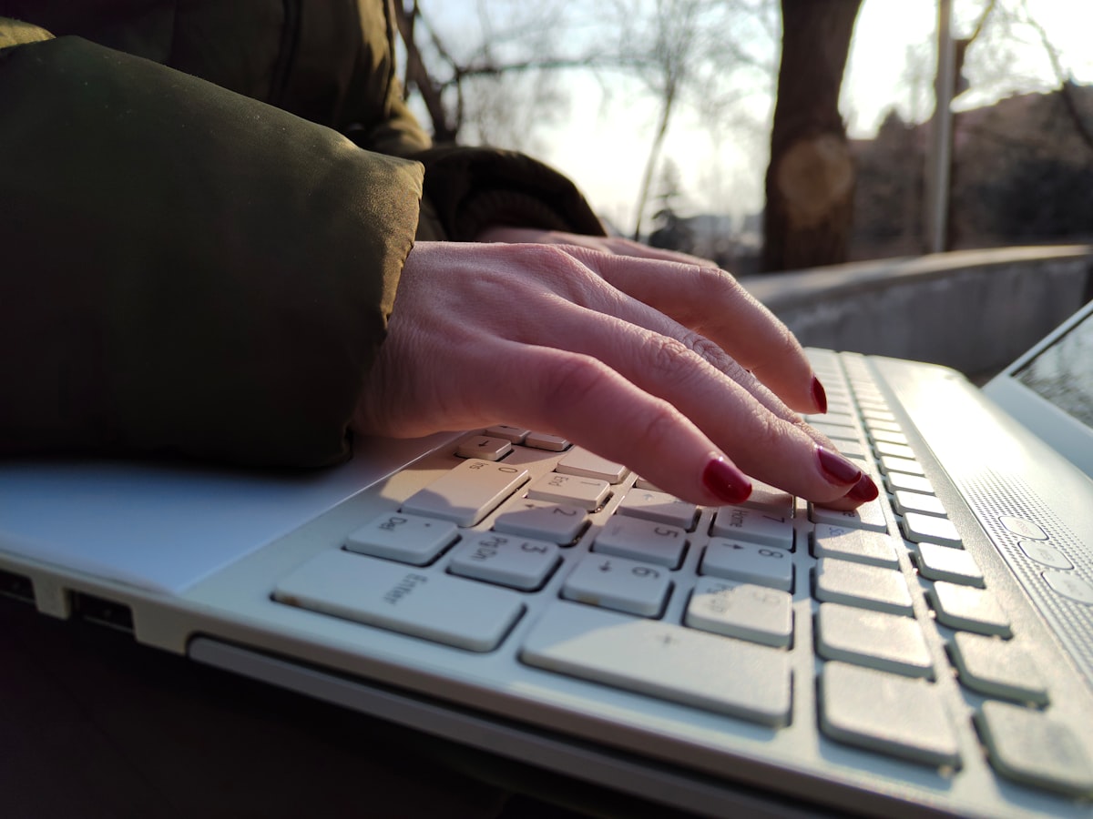 كتابة محتوى SEO بالجملة بـ AI 2026: 100 مقال شهرياً بـ$50 بدلاً من $5K
