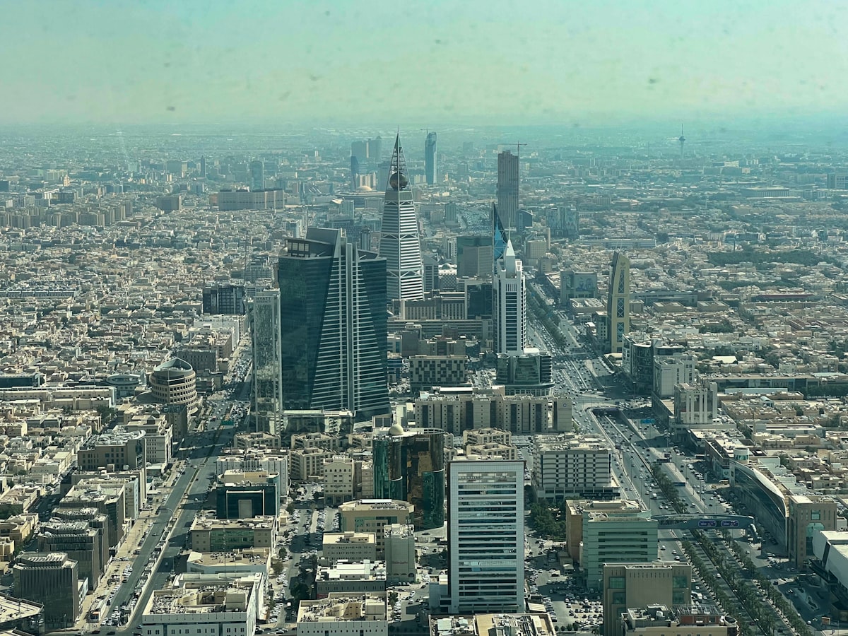 ChatGPT Plus في السعودية والإمارات 2026 — السعر الحقيقي والبديل العربي الأرخص