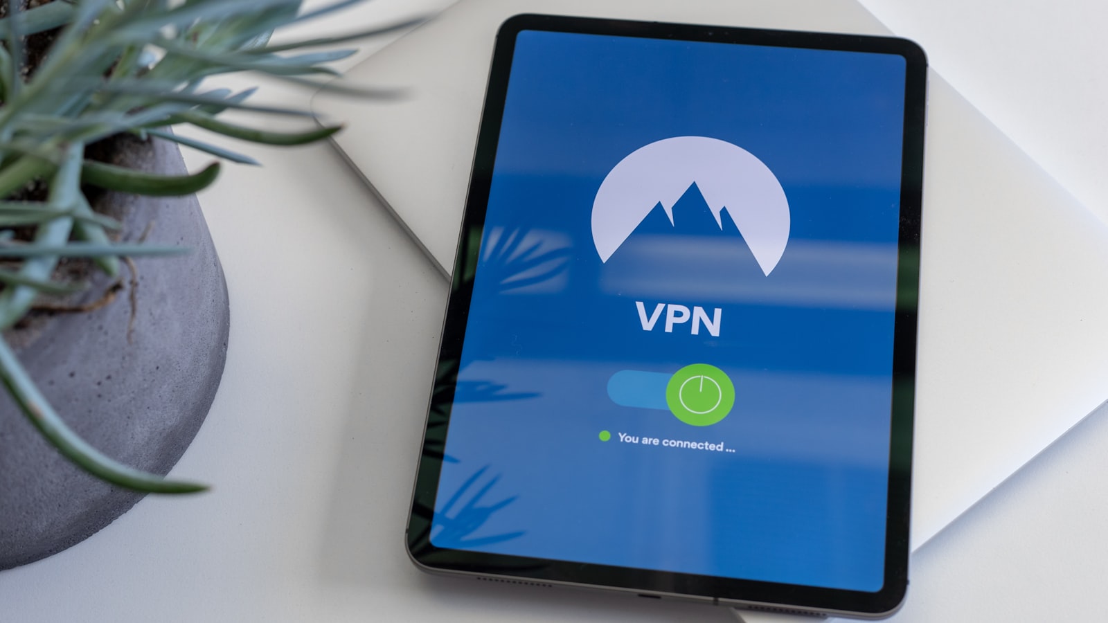 مراجعة Surfshark 2026: VPN غير محدود الأجهزة بسعر اقتصادي
