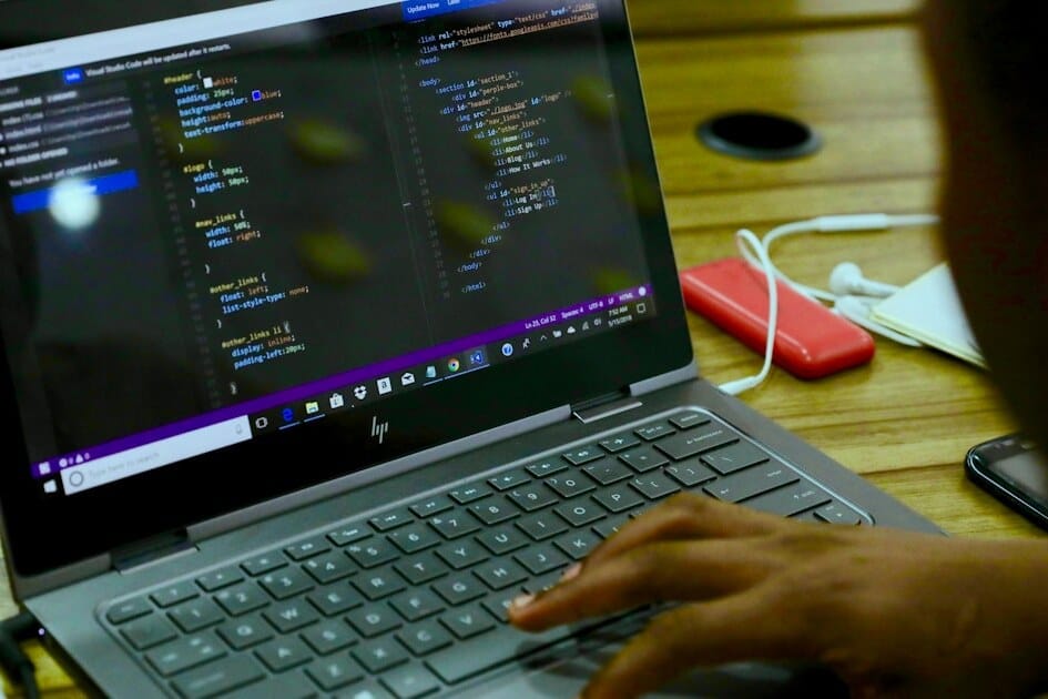 أفضل كورسات AI للمعلمين 2026: Coursera، Wharton، Vanderbilt، وخطة 30 يوم