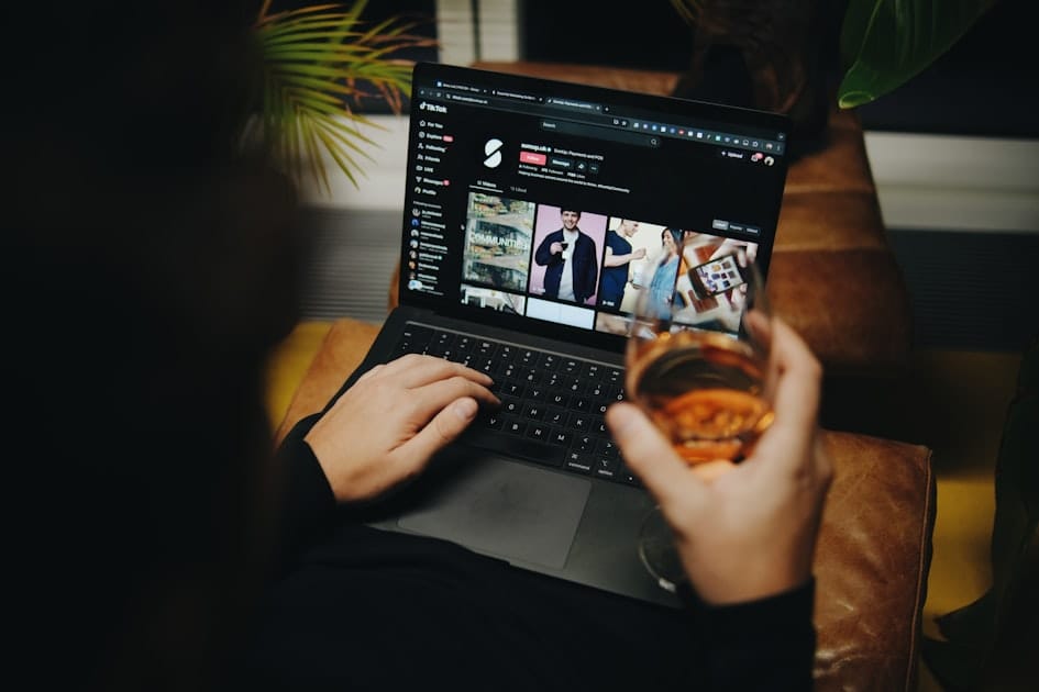 Canva Pro vs Adobe Express 2026: الأفضل لصناع المحتوى والمتاجر؟