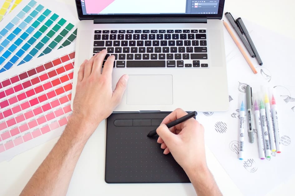 Canva Pro vs Canva Free 2026: متى يستحق الاشتراك ومتى تكفي النسخة المجانية؟
