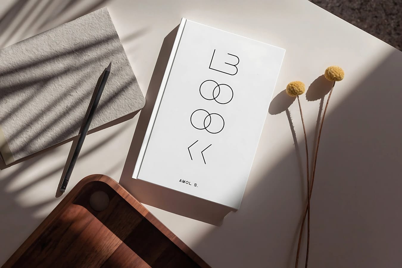 غلاف كتاب إلكتروني عربي بجانب شاشة تعرض فهرس فصول الكتاب الرقمي