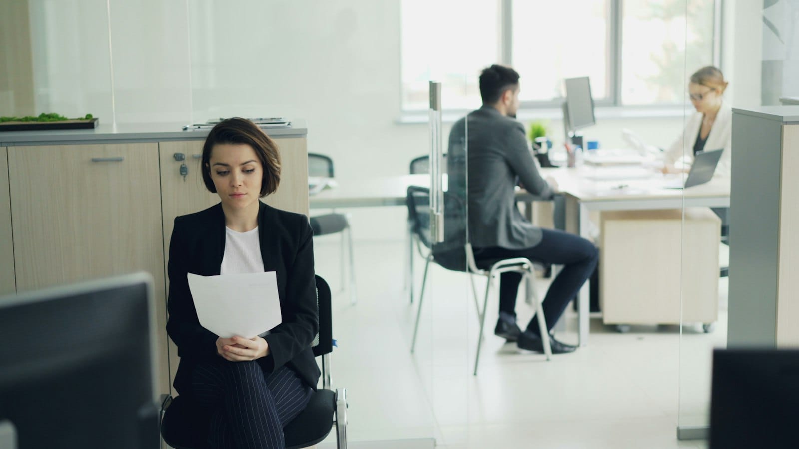 مسؤول توظيف يتواصل مع مرشح نهائي عبر الهاتف