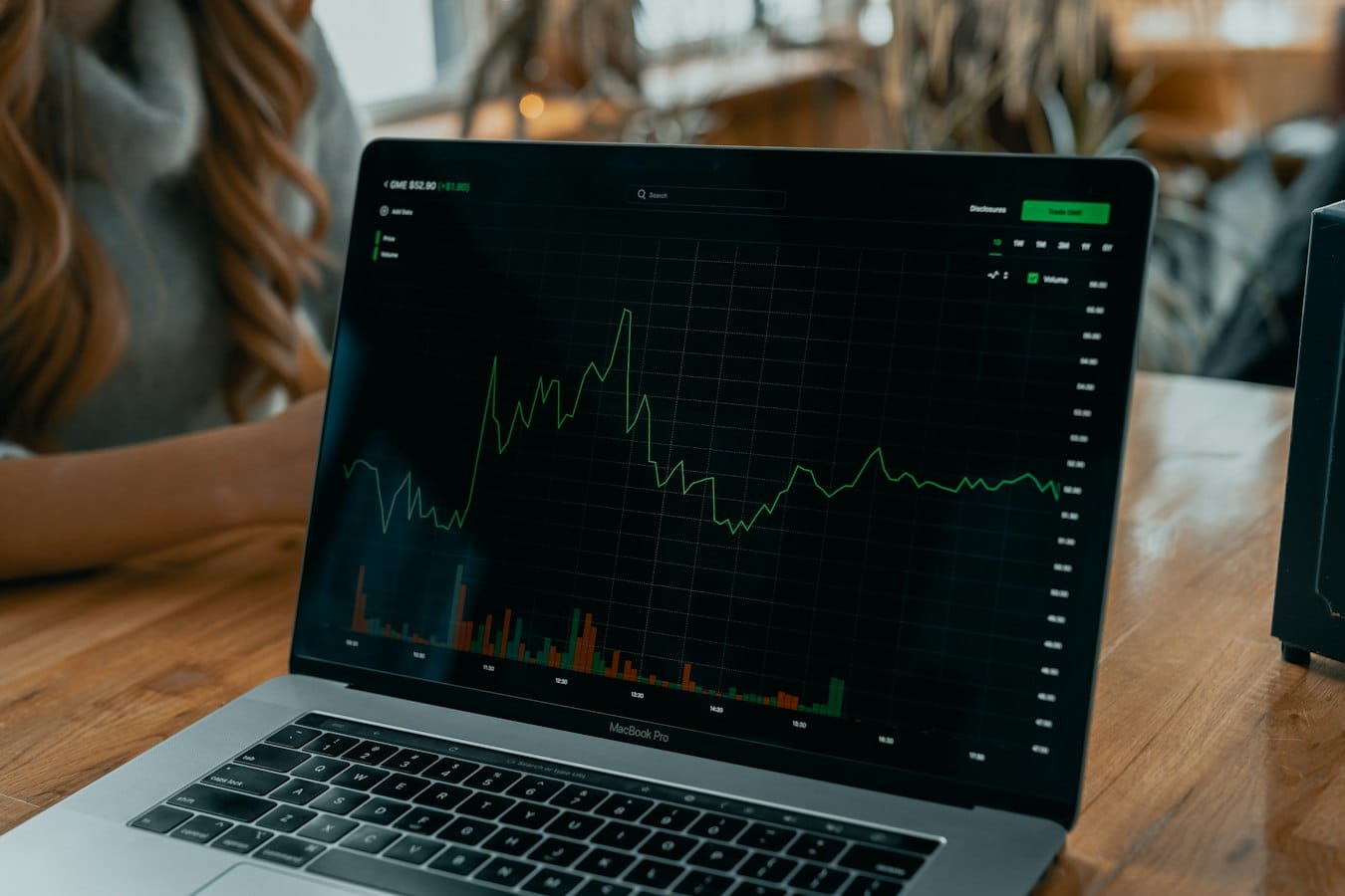 جدول مقارنة سريع بين بطاقة المنافسة ودليل المبيعات والعرض التقديمي أمام فريق مبيعات