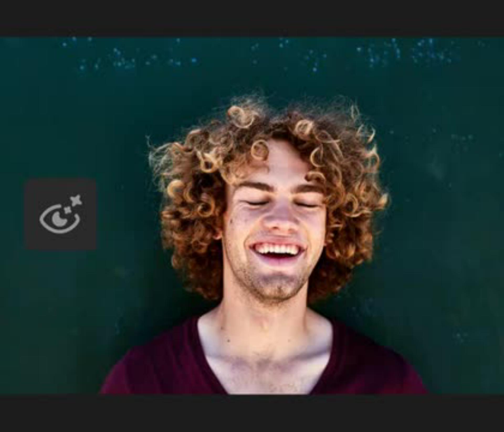لقطة رسمية من فيديو أدوبي توضح ميزة Open Eyes وهي تعيد توليد العيون المفتوحة داخل لايتروم موبايل