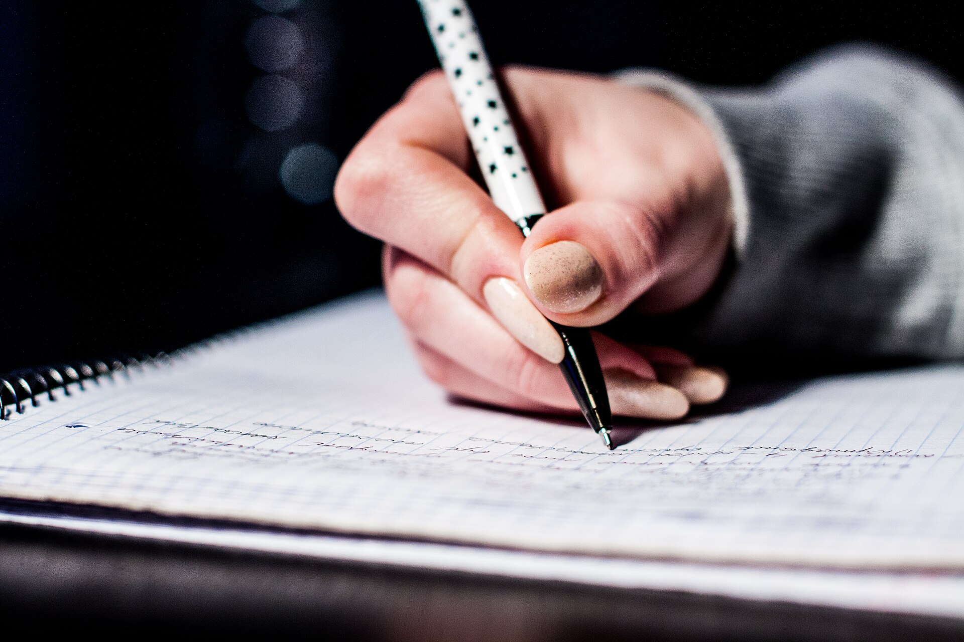 Handwritten customer review notes with a pen