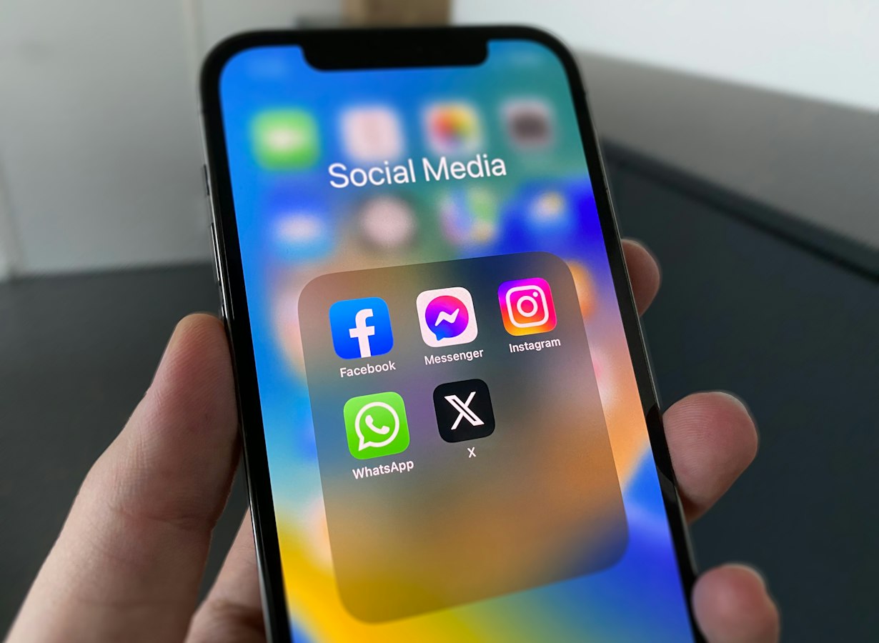 صورة عميلة تلتقط طلبها بهاتفها بعد التسليم