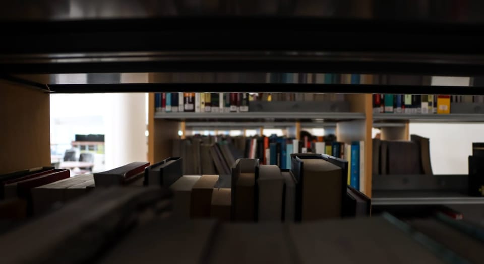 صورة تعبيرية عن مكتبة كتب (تعبير عن مكتبة البرومبتات)