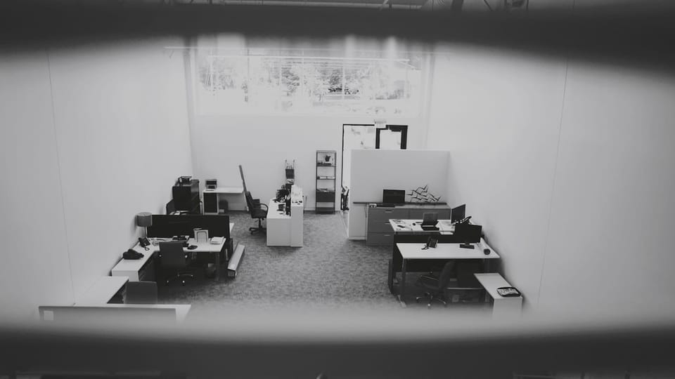 صورة تعبيرية عن وداع زميل عمل