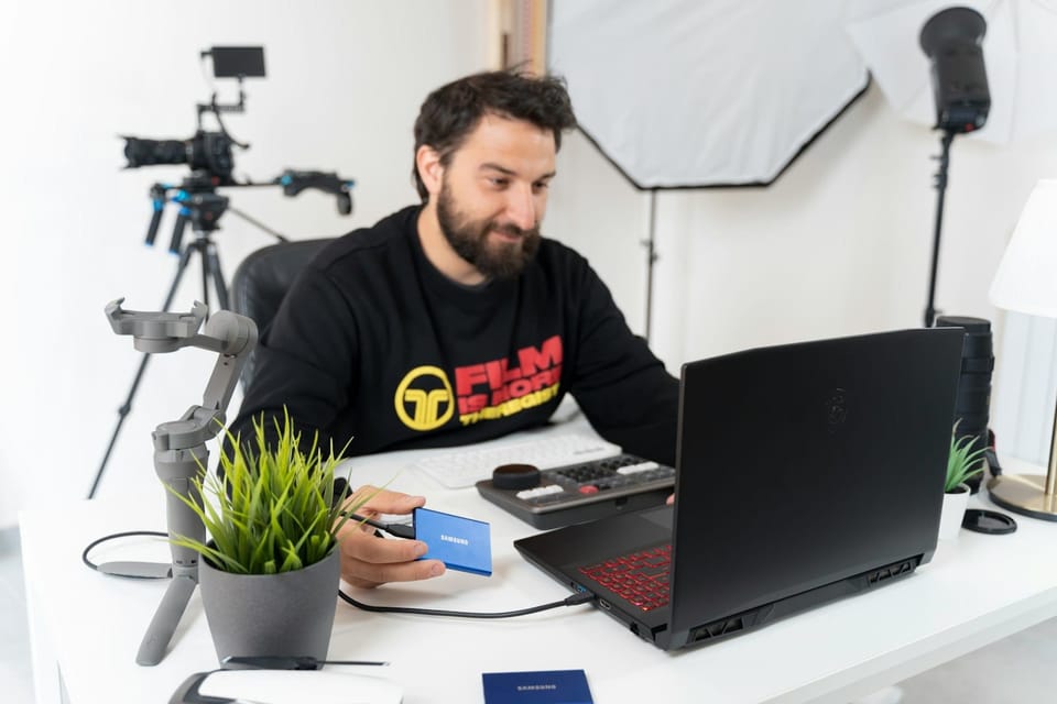 صورة تعبيرية عن صانع محتوى يوتيوب وكتابة وصف القناة