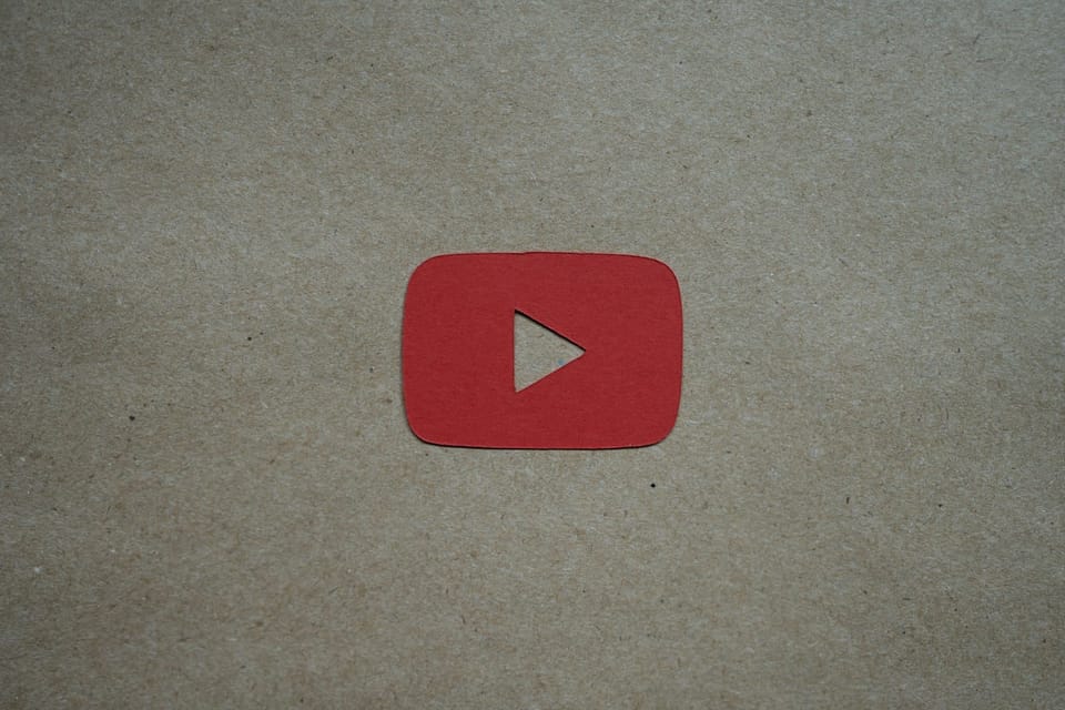 صورة تعبر عن تحويل فيديو يوتيوب إلى نص واستخدامه للتلخيص وإعادة التدوير