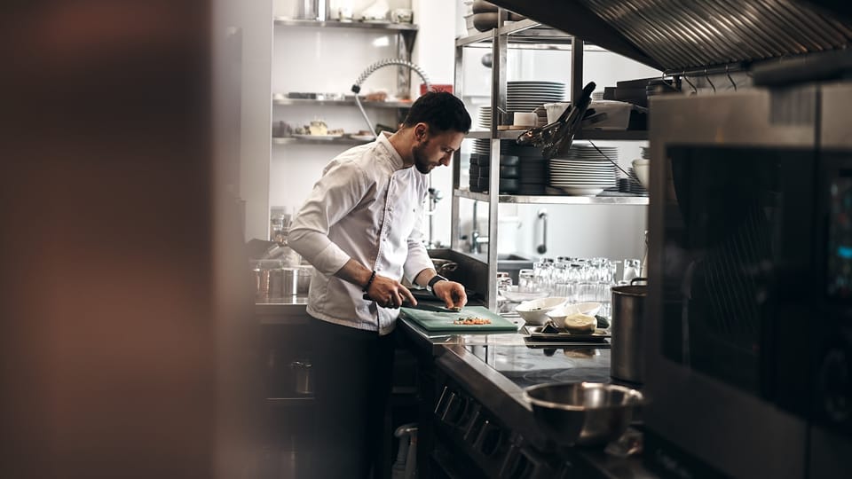 AI للمطاعم وسلاسل F&B 2026: قوائم + إعلانات + مراجعات بدون مصمم