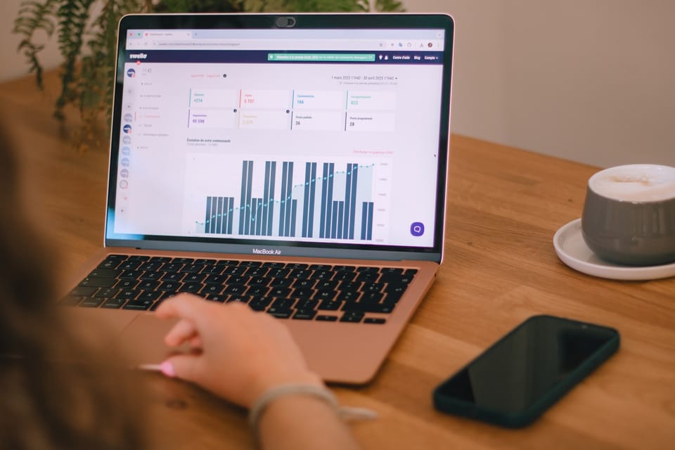 بدائل Hootsuite العربية 2026: لماذا تدفع 99$ بينما يكفيك 10$؟