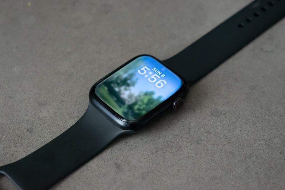 Whoop 5 vs Fitbit Air 2026: المقارنة الكاملة (شاشة-less + بدون اشتراك)